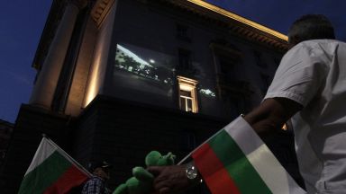 Стотици граждани се събраха пред фонтана около президентството в 61 вия