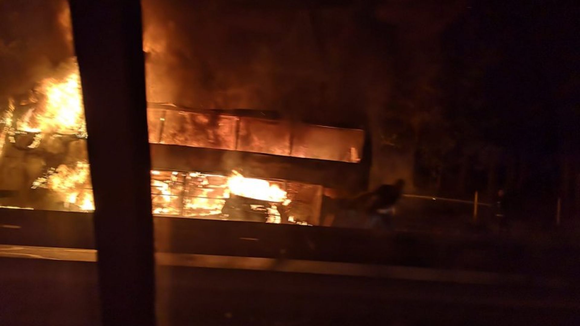 Автобус с туристи се запали на автомагистрала "Тракия" (снимки и видео)