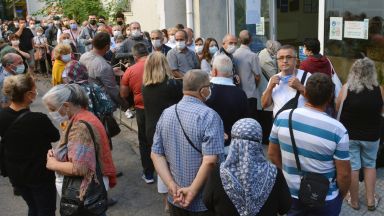 Стотици изселници блокираха паспортните служби в Хасково, Кърджали и Ардино (снимки)