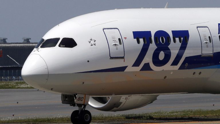 Разследват фабрични дефекти на Боинг 787