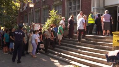 От сутринта пред пощенските клонове в страната се извиха опашки