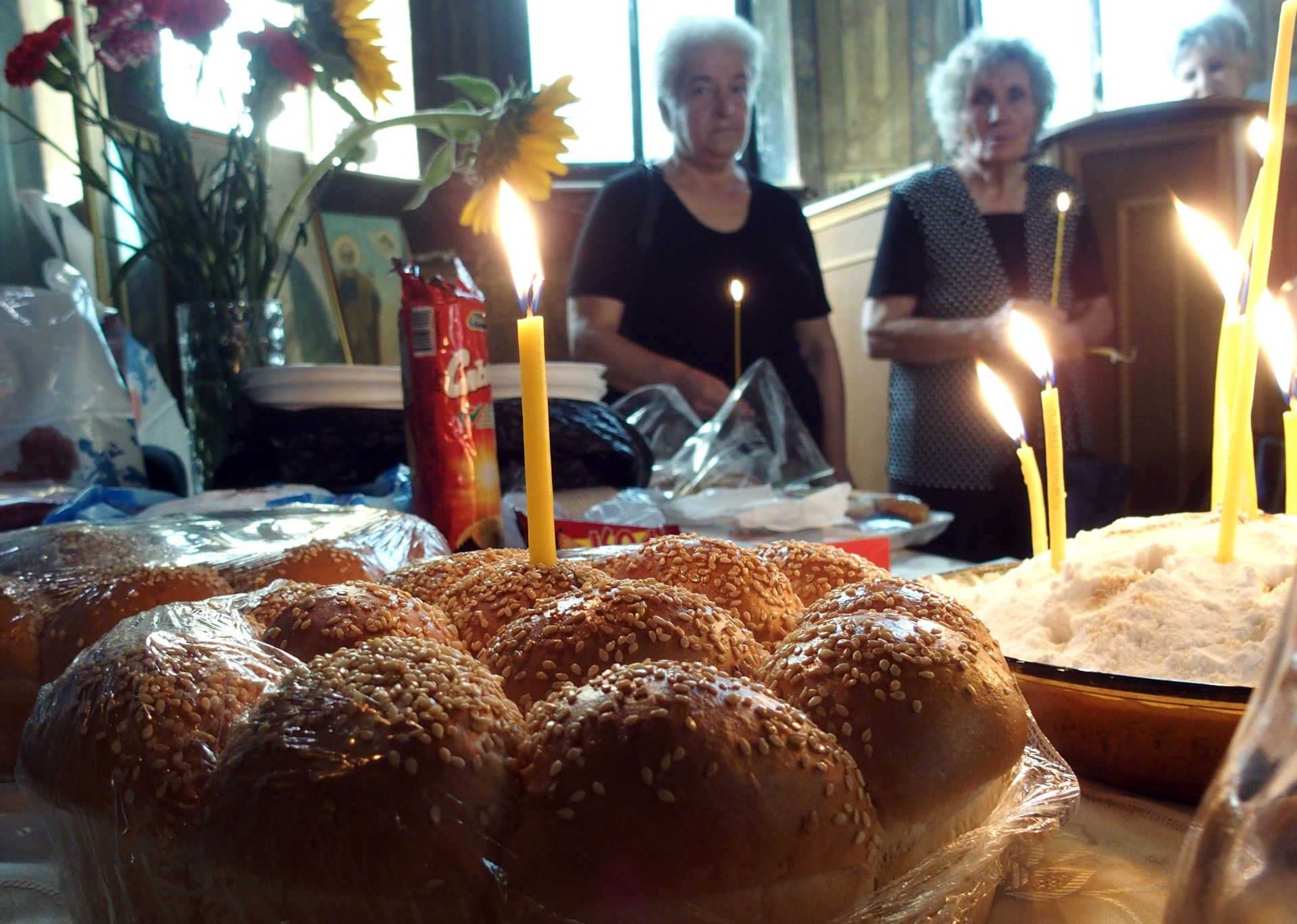 Много богомолци се събраха в храм "Свети Атанас" в Асеновград за празника Рождество на Пресвета Богородица
