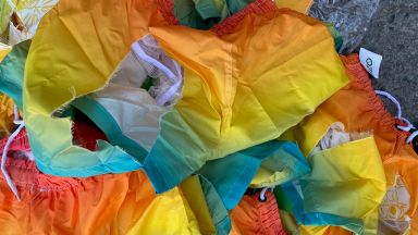 Близо 2000 метра плат 1860 текстилни изделия и чанти бяха