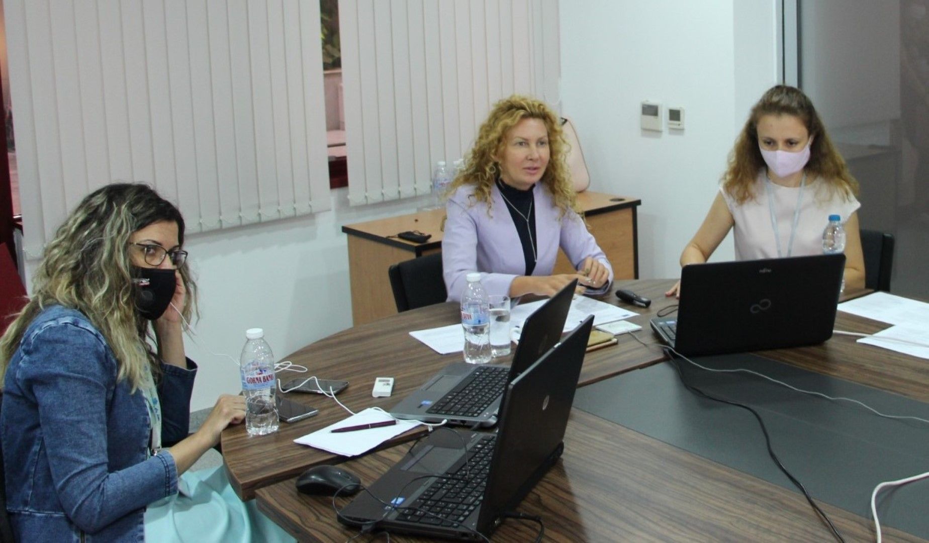 Зам.-министърът на регионалното развитие и благоустройството и ръководител на Управляващия орган на ОПРР Деница Николова (в средата) по време на онлайн заседанието на групата