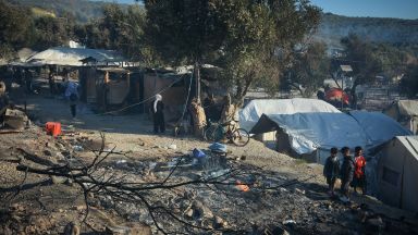 Хиляди бежанци и мигранти останали без дом след пожара в