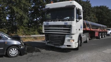 Челен удар между лек автомобил и камион затвори частично пътя