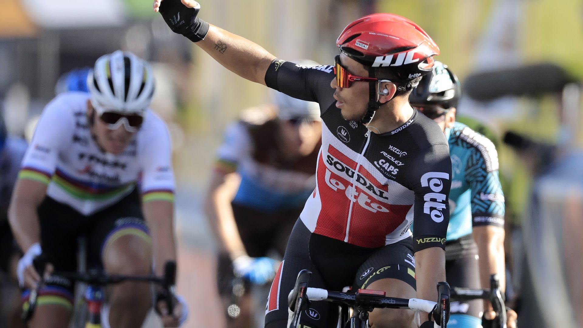 Австралиец грабна драматичен етап в "Тур дьо Франс", решен от сантиметри