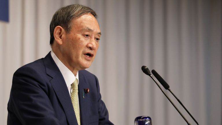 Говорителят на японското правителство Йошихиде Суга е фаворитът на избирателите