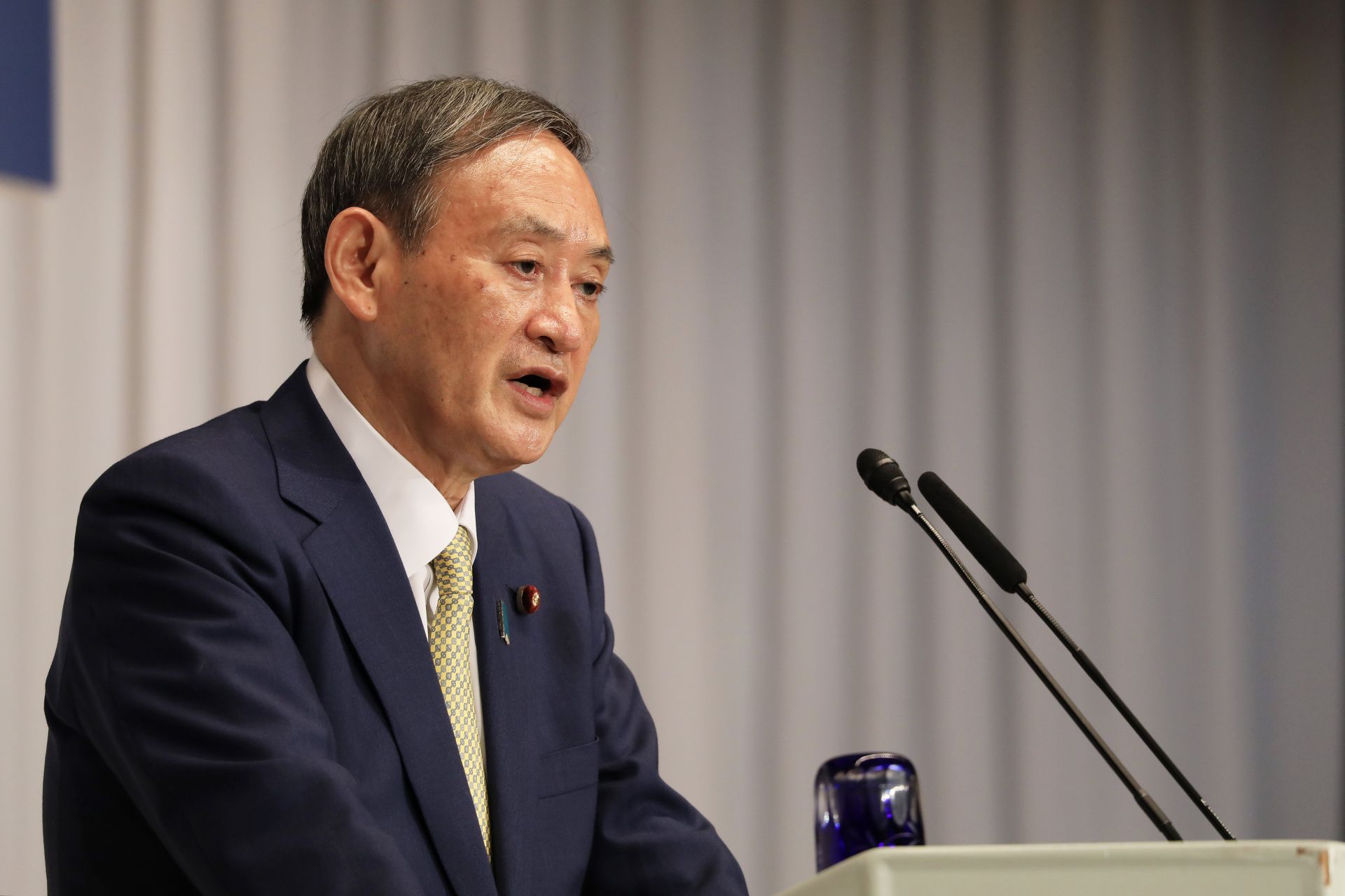 71-годишният Йошихиде Суга оглави управляващата Либерално-демократична партия в страната