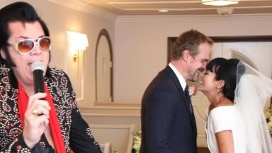 Имитатор на Елвис Пресли венча певицата Лили Алън и актьора Дейвид Харбър