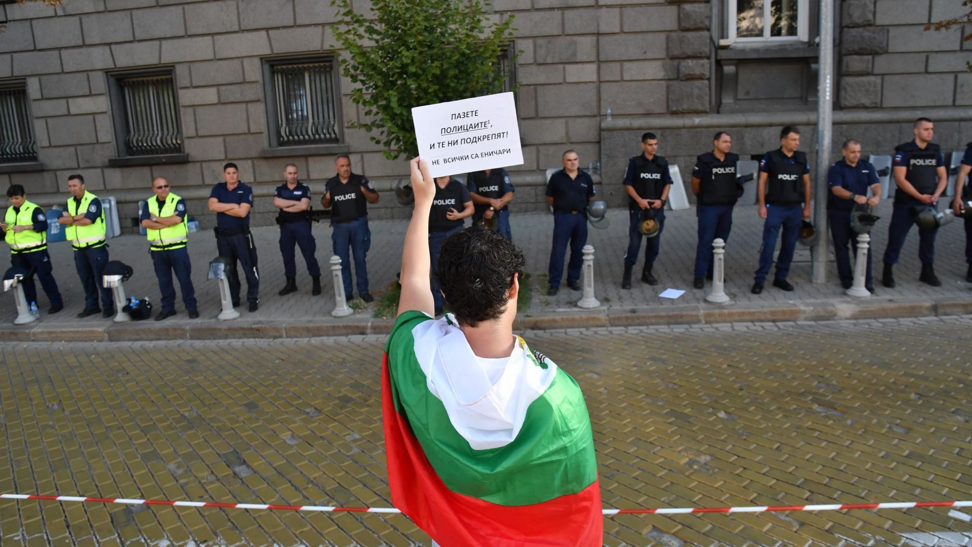 Протестът: Малко яйца към Партийния дом, бусове извозиха депутатите (снимки)