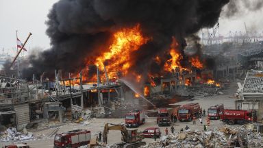 Голям пожар избухна в склад на пристанището в Бейрут и предизвика паника (снимки и видео)