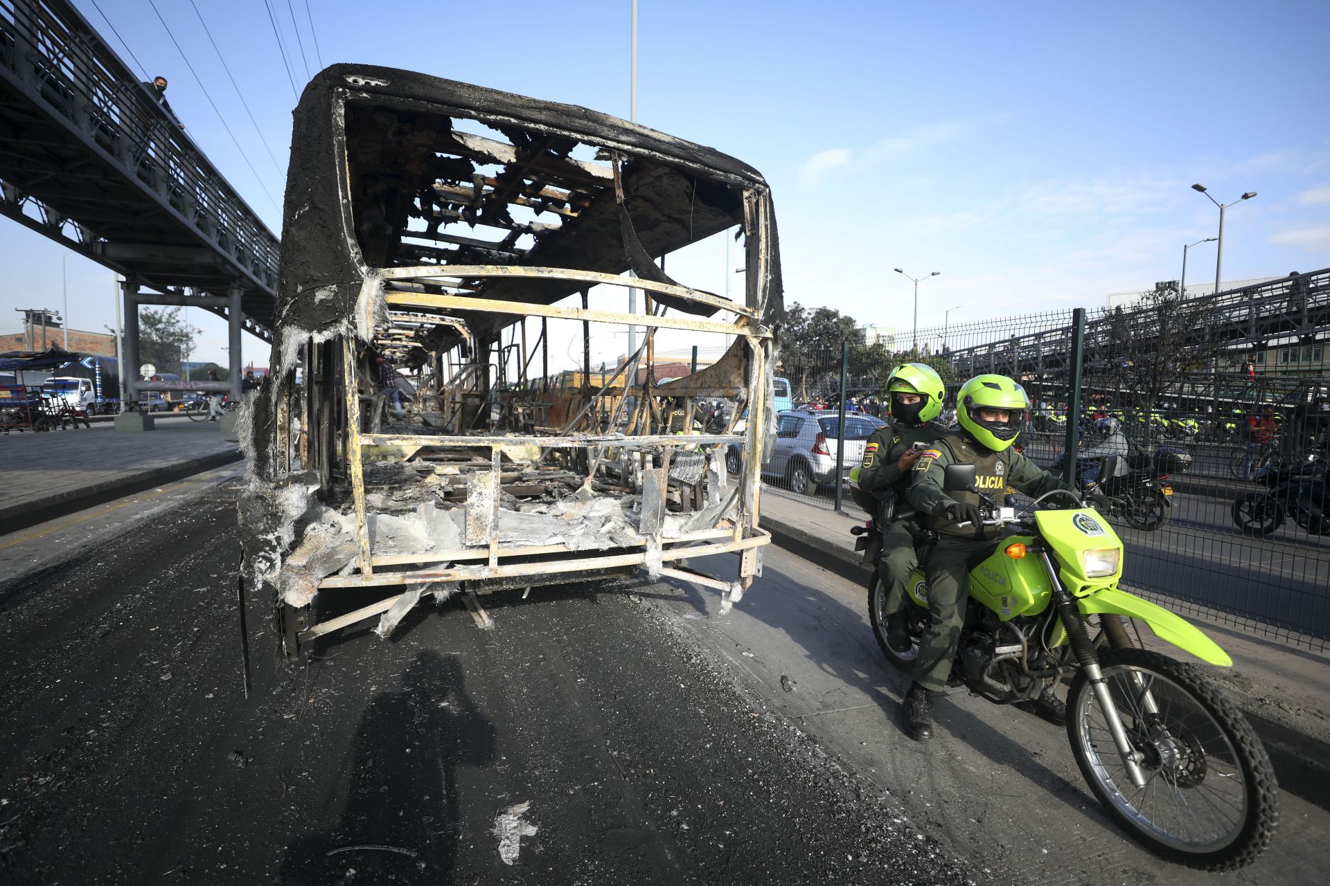 Опожарен автобус по време безредиците