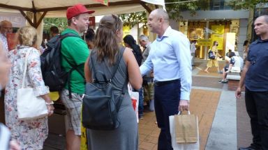 Президентът продължава стратегията да се смесва с множеството След като