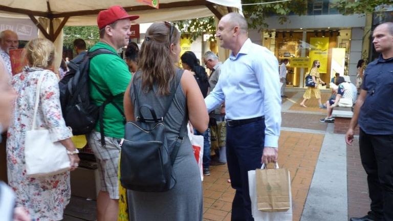 Президентът продължава стратегията да се смесва с множеството. След като