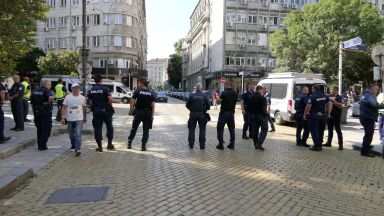 5 литрова туба и бутилки с течност са били открити при