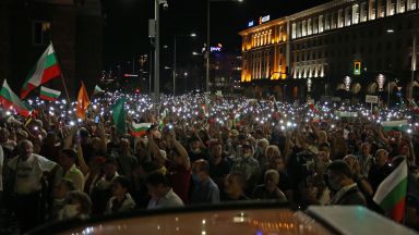 С "Нека бъде светлина" отбелязаха вечерната част от "въстанието" (снимки)