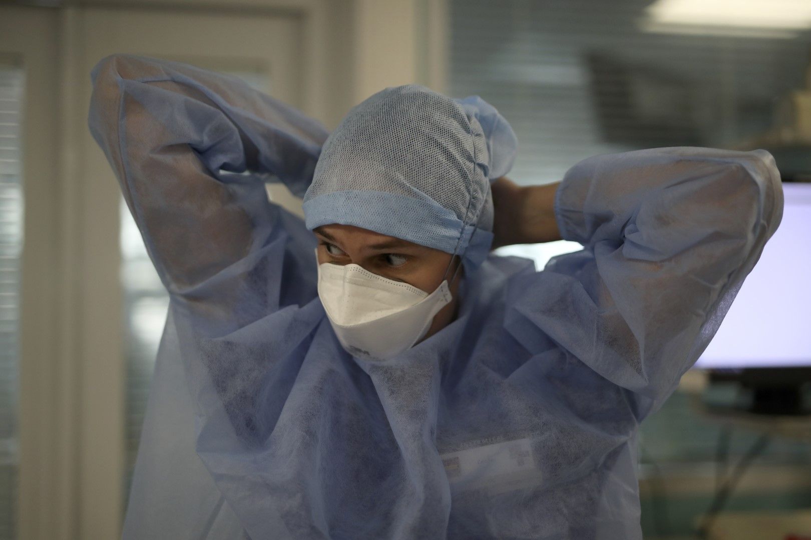 Медицинса сестра слага своя защитен костюм в болница в Марсилия - Франция отчете рекорден брой зарзени на 10 септември - почти 10 000 души