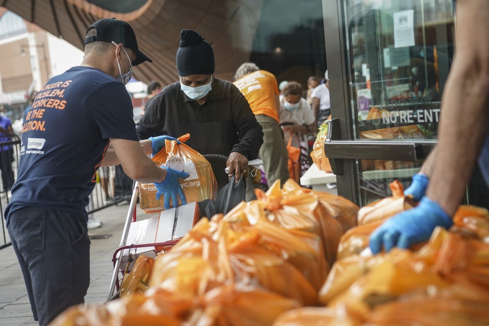 10 септември. В Ню Йорк събират храна, която постъпва в складовете на Хранителната банка в помощ на тези, които имат нужда в условията на пандемия