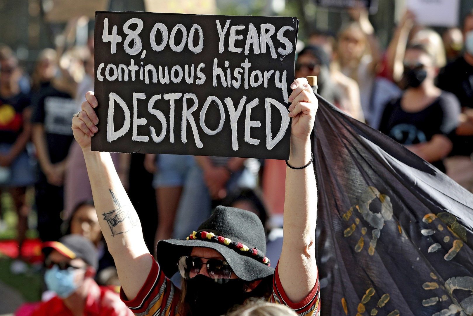 Пърт, Австралия, 9 юни 2020 г. Протест пред офиса на Рио Тинто след унищожаването на свещените места на австралийските местни жители, аборигените