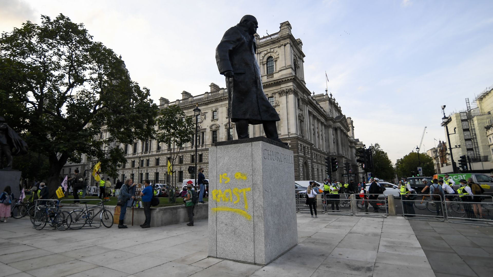 Паметникът на Чърчил в Лондон осквернен с графити (снимки)