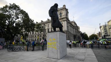 Статуята на бившия британски премиер Уинстън Чърчил срещу парламента в