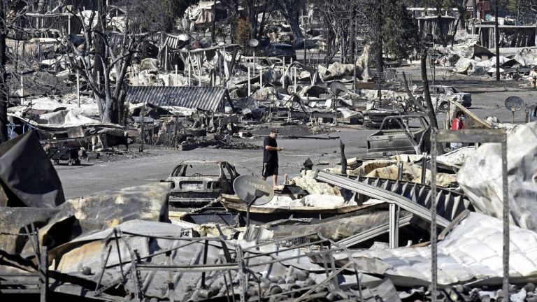 Десетки големи пожари, подсилвани от вятъра, продължиха да горят в
