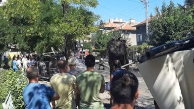 Камион помете няколко коли които чакат на червен светофар посред