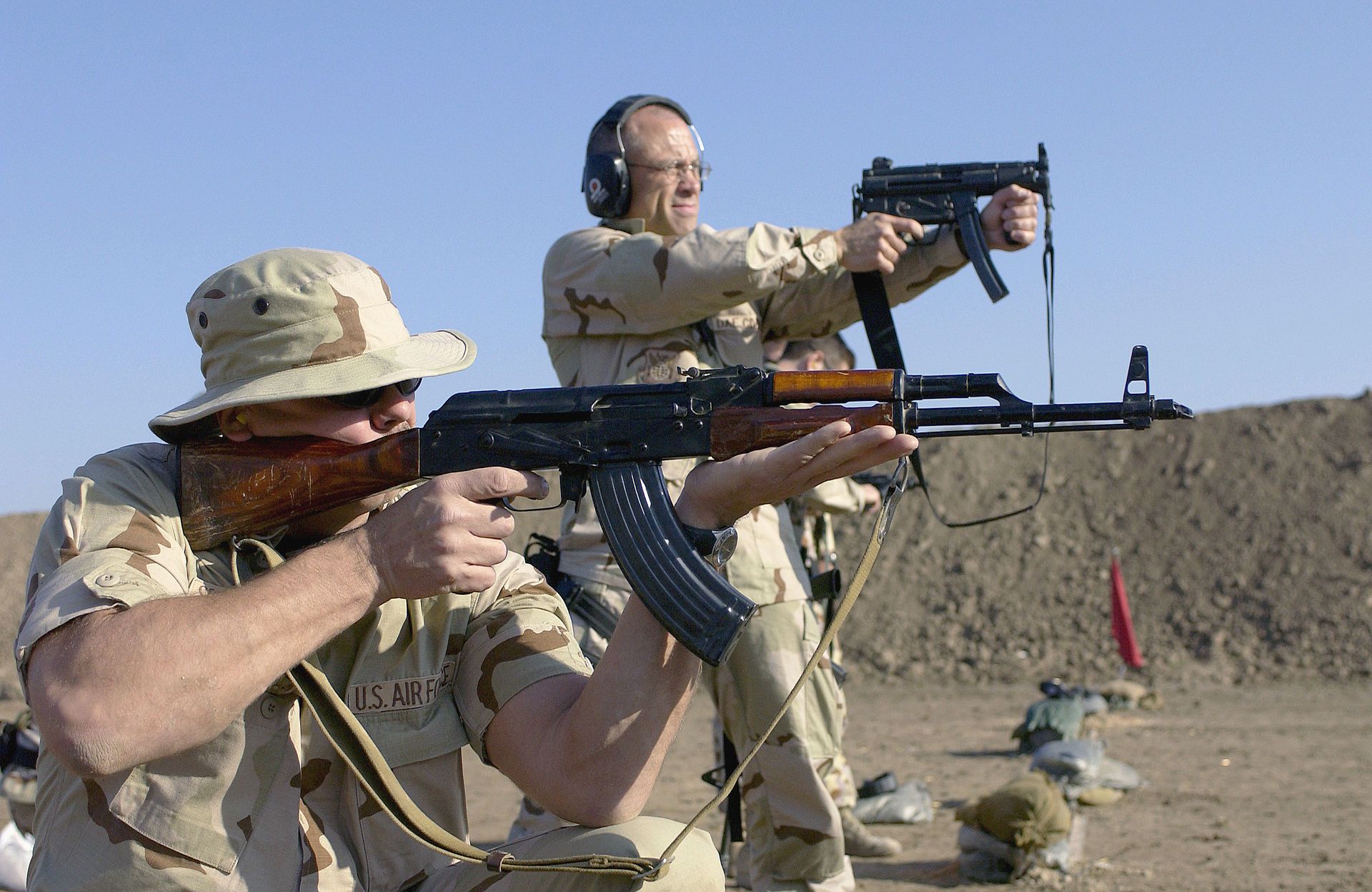 MP5 и АК-47