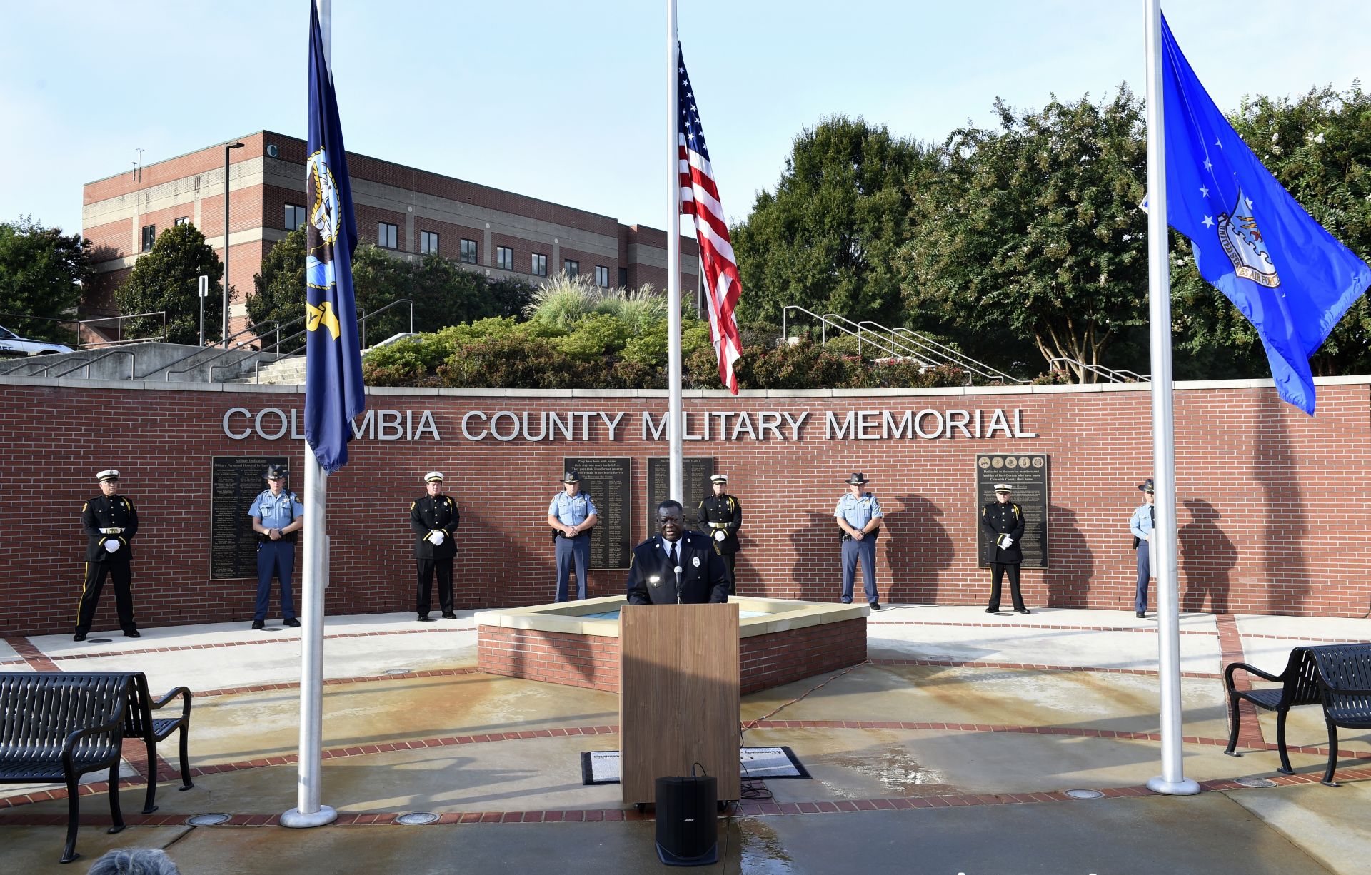 Пожарникарят Тони Холт, в средата, говори по време на церемонията за възпоменание на 11 септември във военния мемориал на окръг Колумбия в Еванс, щата Джорджия