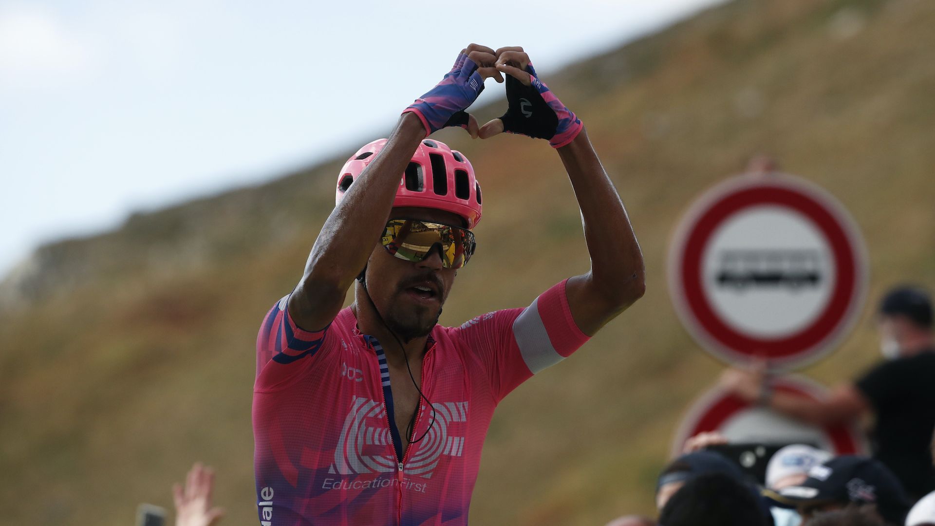 Колумбиец с дебютна етапна победа, Роглич дръпна на върха в Тура