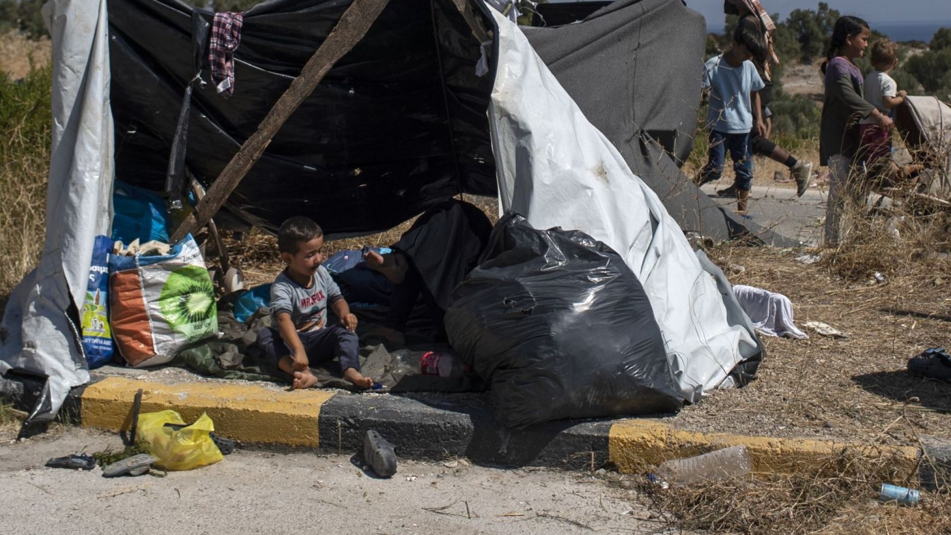 Предложихме на Гърция да приемем 20 деца от изгорелия лагер "Мория"