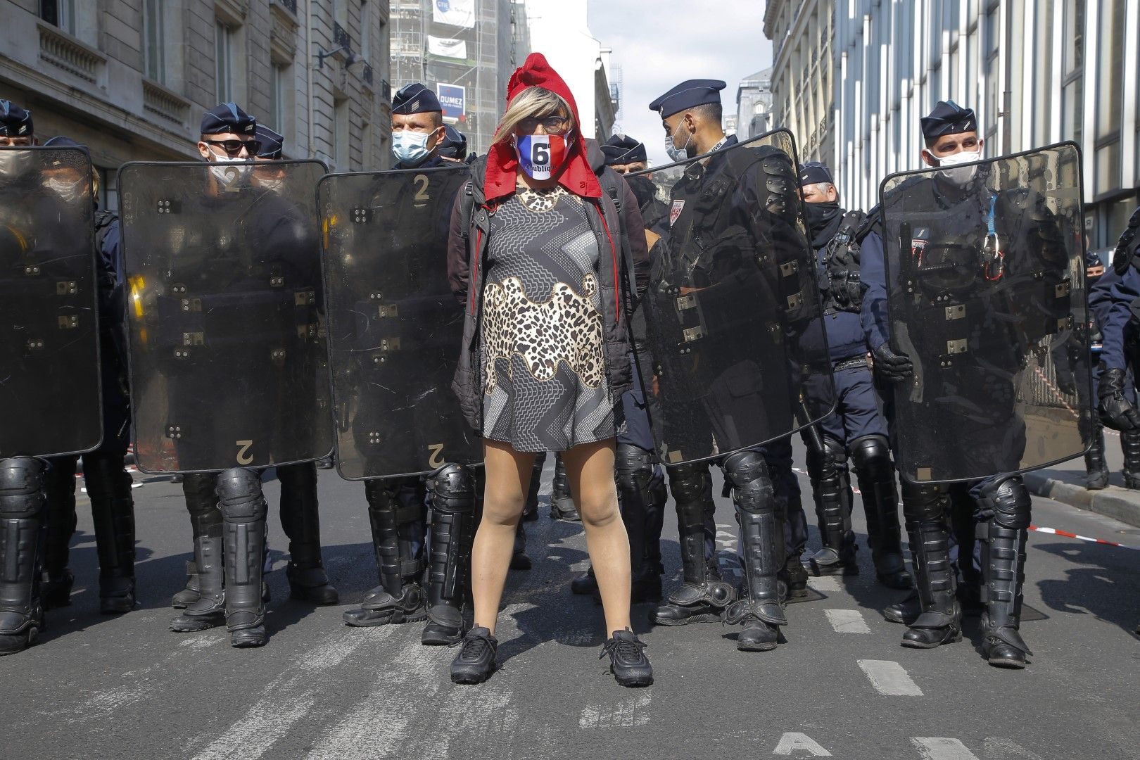  Протестиращ в Париж носи качулката на Мариан, знак от френската гражданска война през 1789 година 