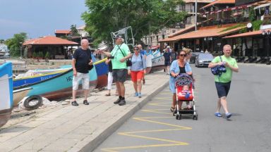 Яхта за разходки избухна в пламъци на пристанището в Стария
