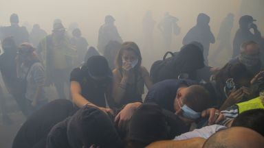 Сблъсъци избухнаха на няколко места в Париж днес между участници