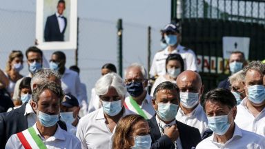 Стотици хора в Италия се включиха днес в погребалната процесия