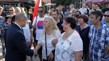 Докато президентът Румен Радев за пореден път призоваваше на висок