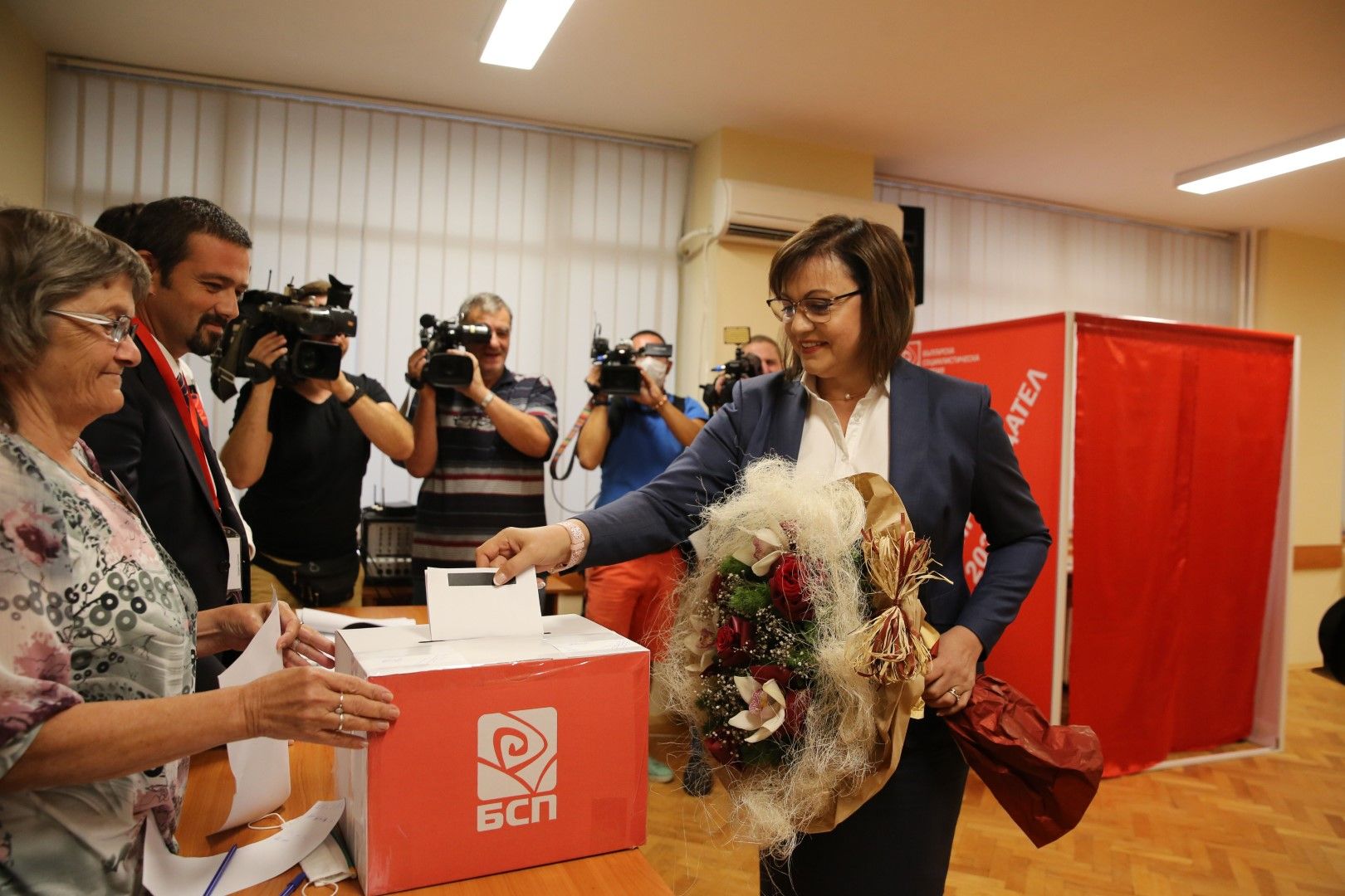 Избирателите, обикновените социалисти, повярваха, че Нинова е спасителката от ГЕРБ, заяви Михаил Миков
