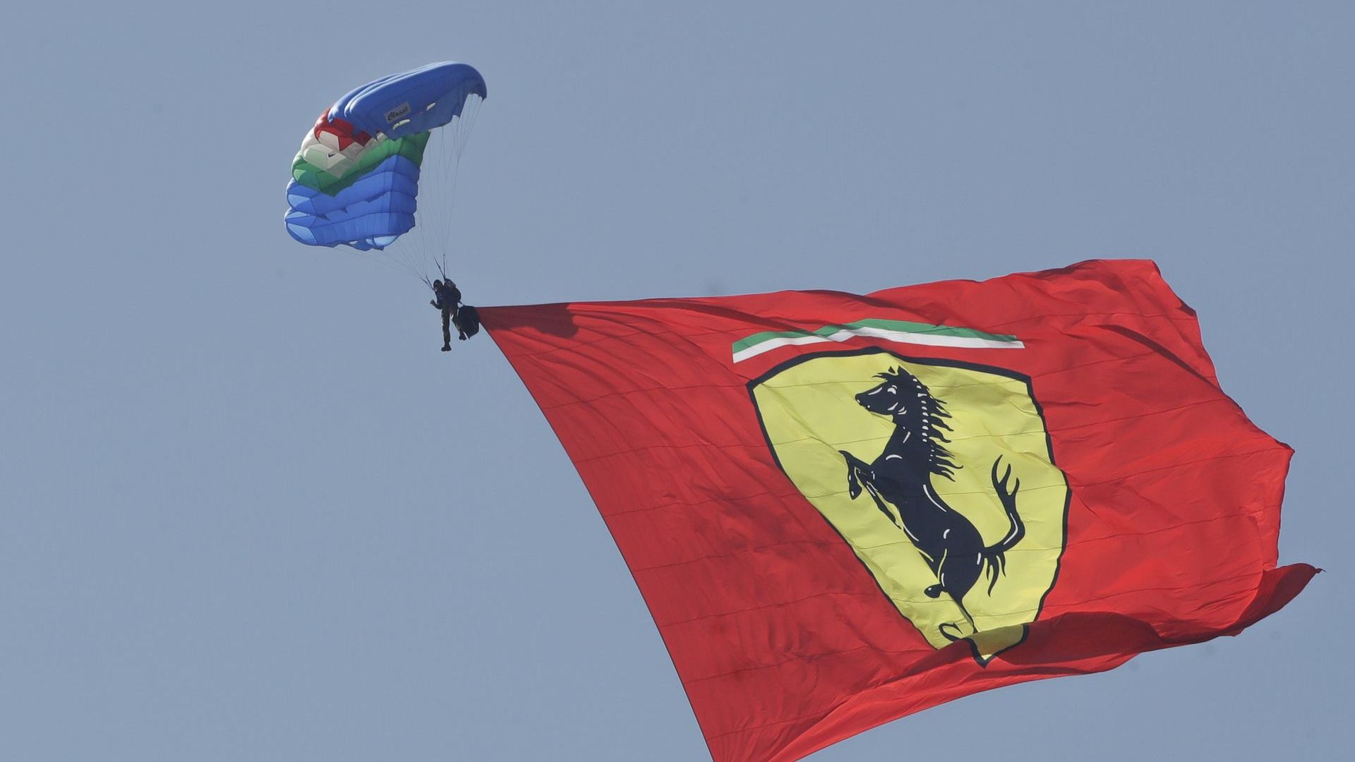 Италия съсипа "Ферари" за провала в най-специалния старт: "Позор, катастрофа!"