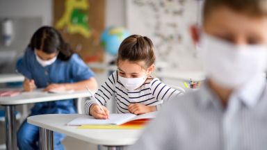 Истинската същност на човека и на обществото си проличава при