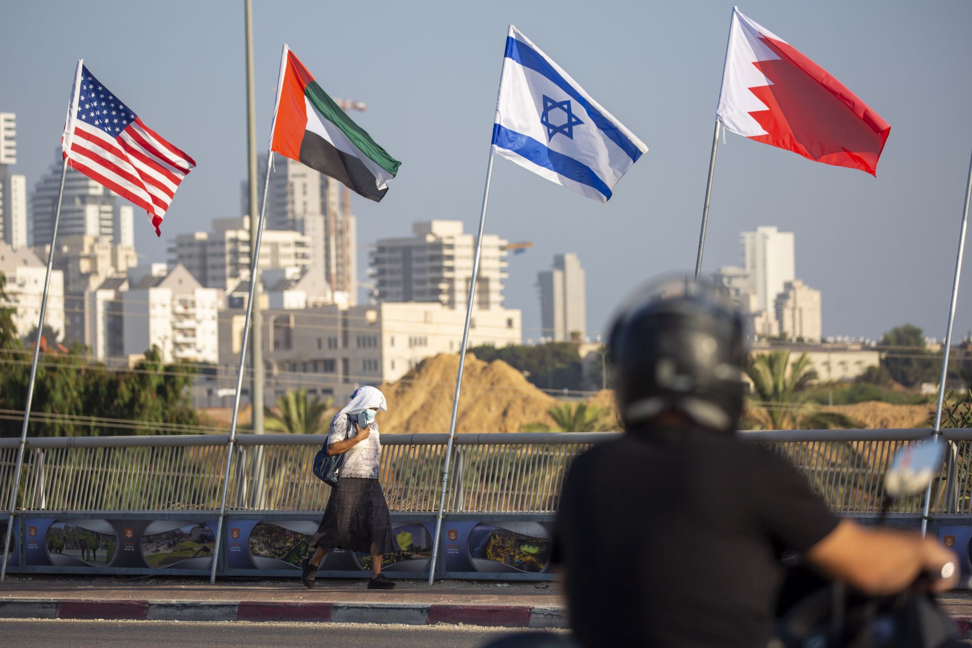 Знамената на САЩ, Обединени арабски емирства, Израел и Бахрейн на Моста на мира в град Нетаня, където ще се състои историческата среща
