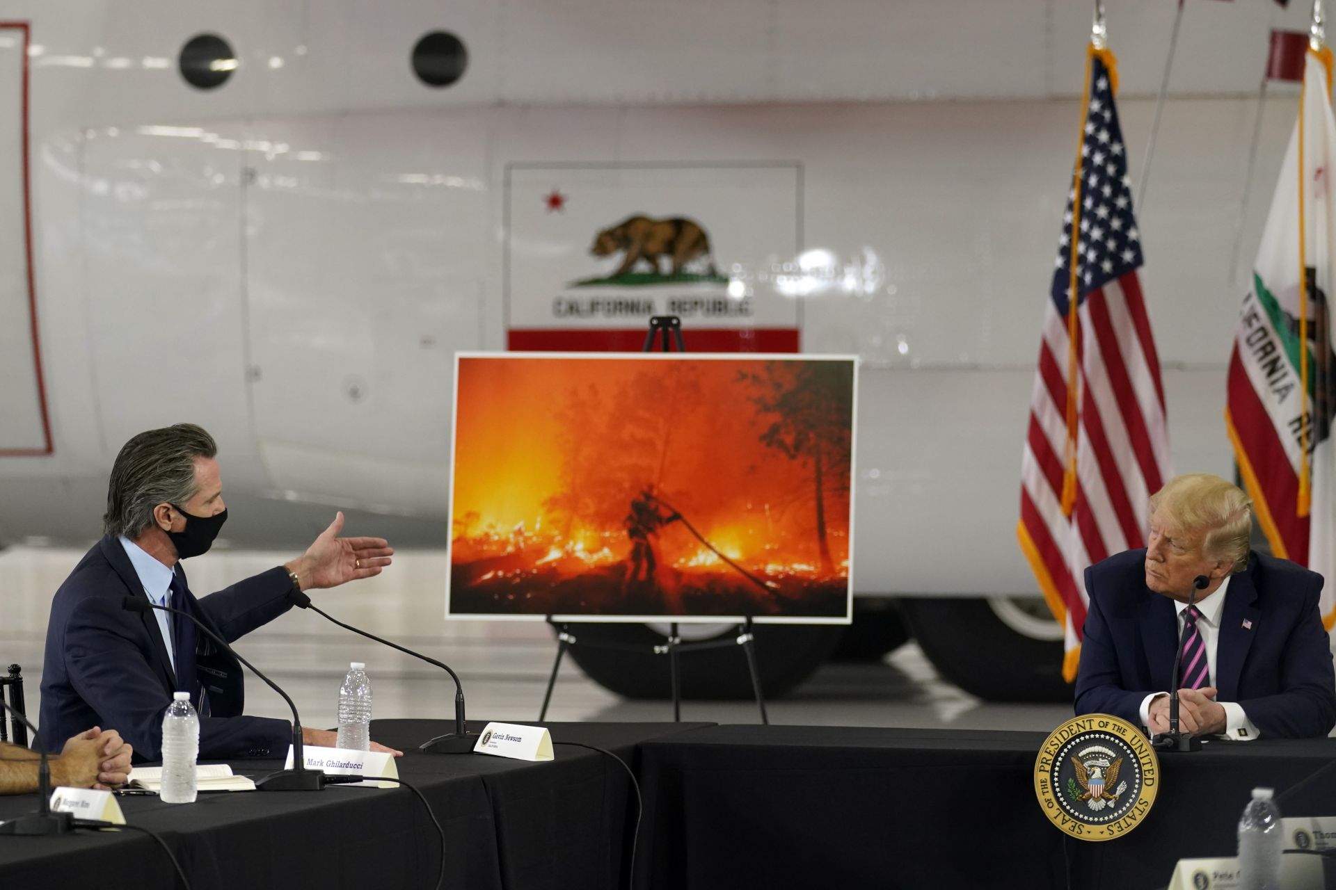Губернаторът на щата Калифорния обясни на Доналд Тръмп как климатичните промени влошават големите пожари
