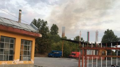 Пламна цех на Захарния комбинат в Пловдив, 5 пожарни екипа се борят с огъня
