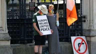 Лондон сложи кръст на сделката с ЕС, като зачеркна Ирландския протокол