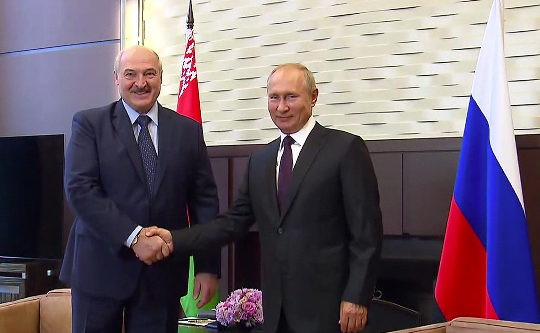 Александър Лукашенко и Владимир Путин по време на срещата им в Сочи на 14 септември. Двамата не са обсъждали разполагането на руска военна база в Беларус