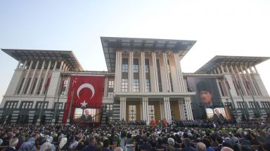 Турция е обхваната от тежка криза курсът на лирата бележи