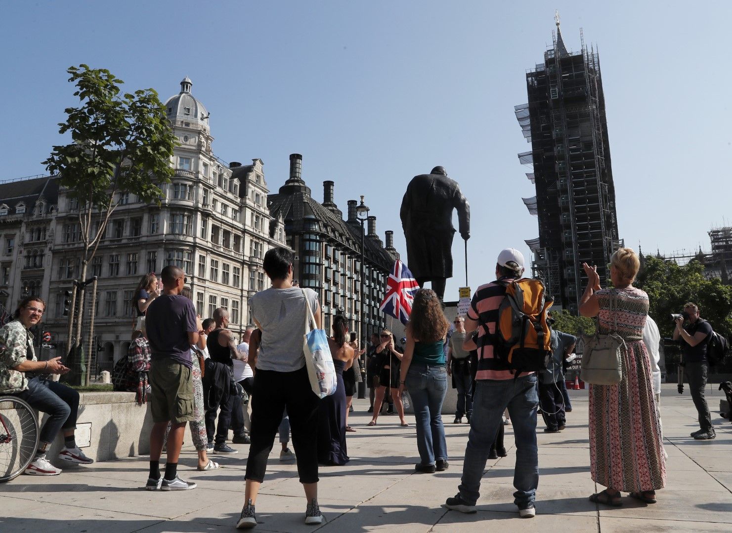Британци избраха паметника на Чърчил в Лондон, за да протестират против ограниченията за събиране на хора заради короновируса, 14 септември