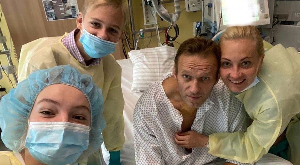 Навални по време на престоя му в болница "Шарите"