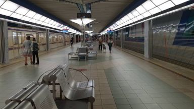 Момиче се опита да скочи на релсите в метрото, полицай го спаси 