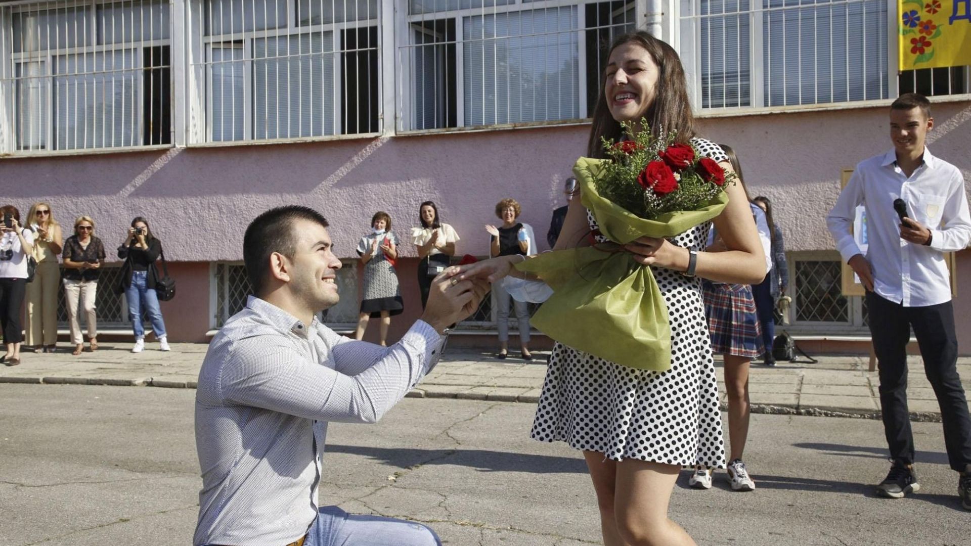 Учителка получи предложение за брак в първия учебен ден (снимки)